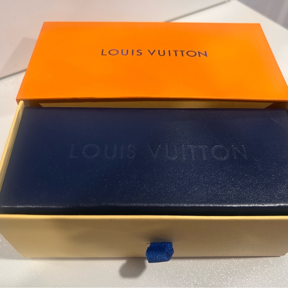 Louis Vuitton Silver and Gray Sunglasses - Picture 9 of 10